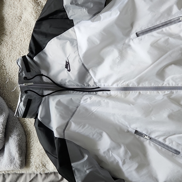 White Nike windbreaker w/retractable hood - Picture 2 of 4